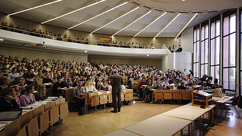 A guest lecture in the main lecture theatre (Audimax)