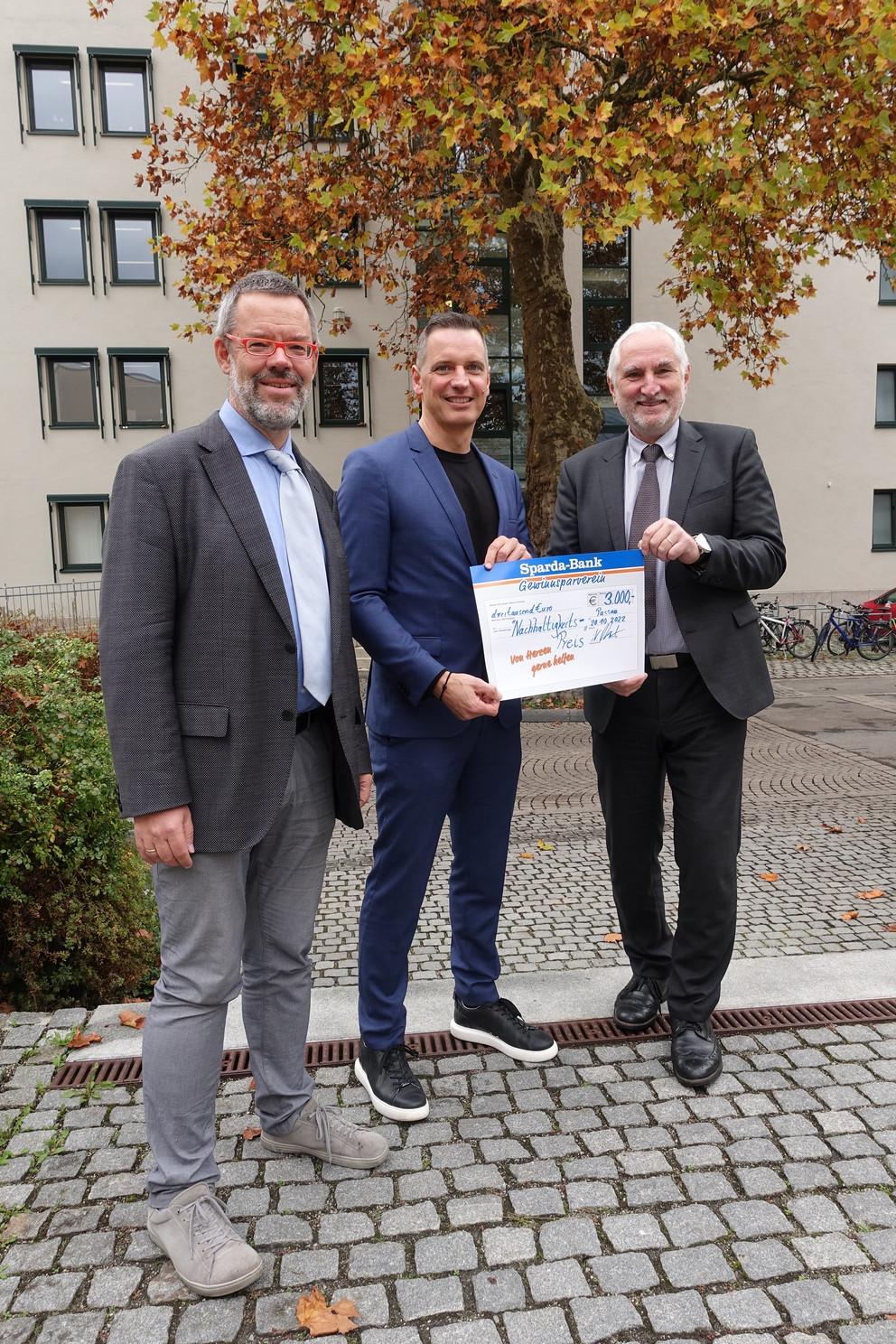 Andreas Raitner (Mitte), Leiter der Sparda-Bank-Filiale Passau, übergab im Namen des Gewinnsparvereins den Spendenscheck für die neuen Nachhaltigkeitspreise an Universitätspräsident Prof. Dr. Ulrich Bartosch (re.) und Prof. Dr. Werner Gamerith, Beauftragter für Nachhaltigkeit an der Uni Passau.