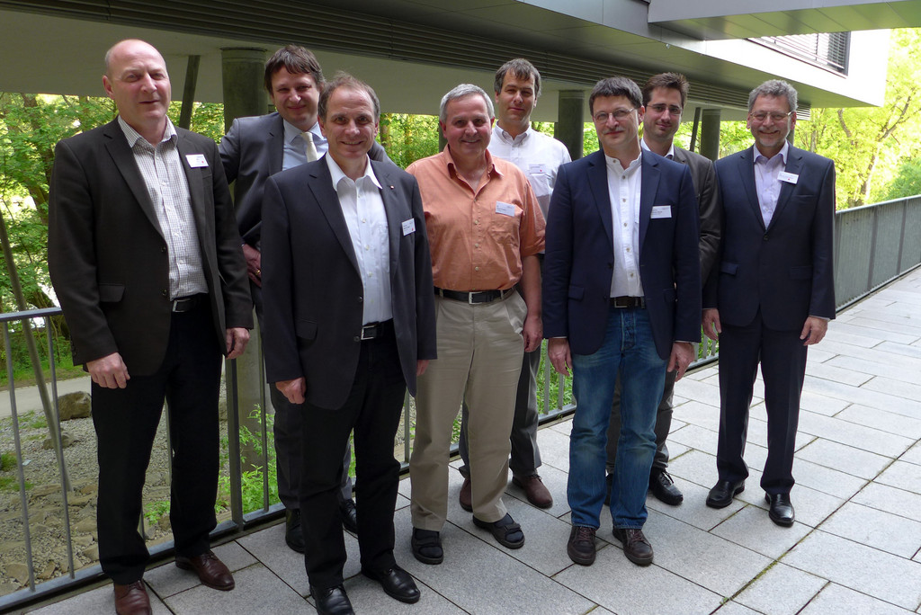 (von links): Markus Streibl (ZF Passau), Dr. Alexander Wißpeintner, Prof. Dr. Martin Sellen (beide Micro-Epsilon Messtechnik Ortenburg), Dr. Erich Fuchs (FORWISS), Jochen Philippi (EOS), Prof. Dr. Tomas Sauer, Prof. Dr. Matthias Kranz, Dr. Werner Schnitz