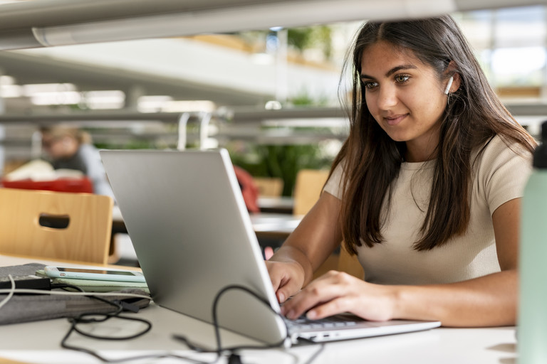 Studentin am Laptop