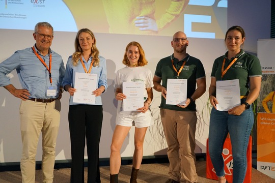 Verleihung des E’Award: v.l. Dr. Fritz Audebert (Neuburger Gesprächskreis e.V.), Luisa Hell (2. Platz, Luvia), Philine Schaefer (1. Platz, MySpirulina), Victor Hebel, Julie Drechsle (3. Platz, Reviving Rugs), © Lichtgestalten
