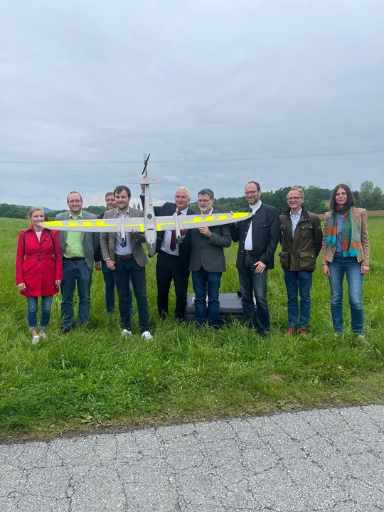 v.l. Nadine Huke (Bundesministerium für Digitales und Verkehr), Stefan Kunze (TH Deggendorf), Pierre Ulfig (Quantum Systems), Bundestagsabgeordneter Johannes Schätzl, Präsident Prof. Dr. Ulrich Bartosch, Prof. Dr. Tomas Sauer, Vizepräsident Prof. Dr. Harald Kosch (alle Universität Passau), Dr. Clemens Engelschalk (MVZ Labor Passau) und Prof. Dr. Alena Otto (Universität Passau); Foto: Universität Passau