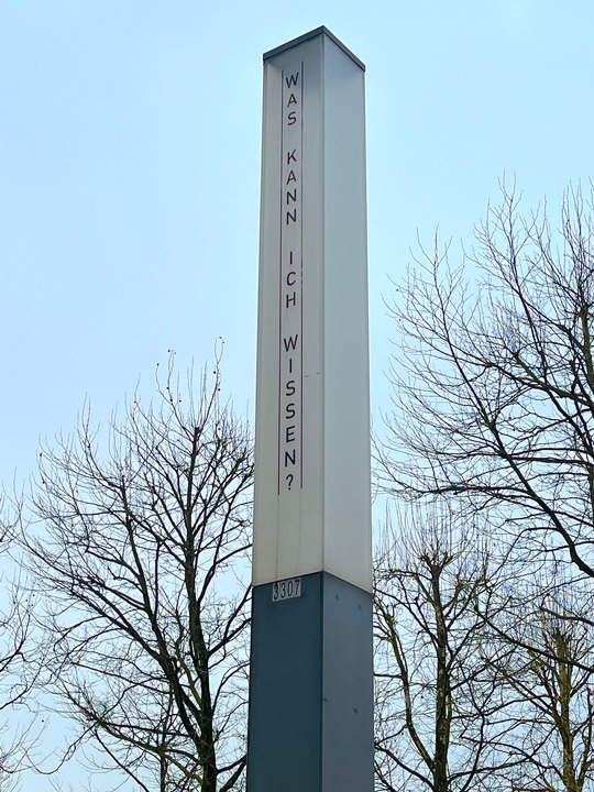 Lichtsäule mit einer der berühmten Kant-Fragen im Zentrum von Passau; Foto: Jacobi