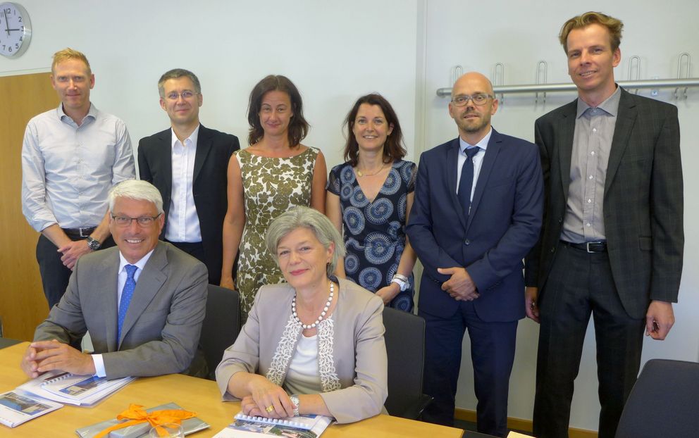 Pictured (front row): Consul General Peter Vermeij and University President Carola Jungwirth. In the back row (from left to right): Prof. Michael Grimm, Prof. Oliver Amft, Vice President Ursula Reutner, Barbara Zacharias (Head of the International Office and Student Services Division), Prof. Christoph Herrmann and Prof. Björn Schuller. Photo: University of Passau