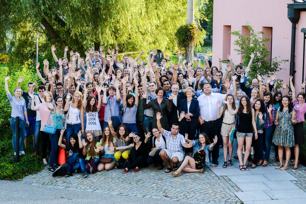 This year's summer course students, Vice President Ursula Reutner, Vice-Mayor Urban Mangold, Deputy Head of the Language Centre Dott. Mag. Cristina Pontalti Ehrhardt, and the Team Coordinator for German as a Foreign Language, Dieter Müller.